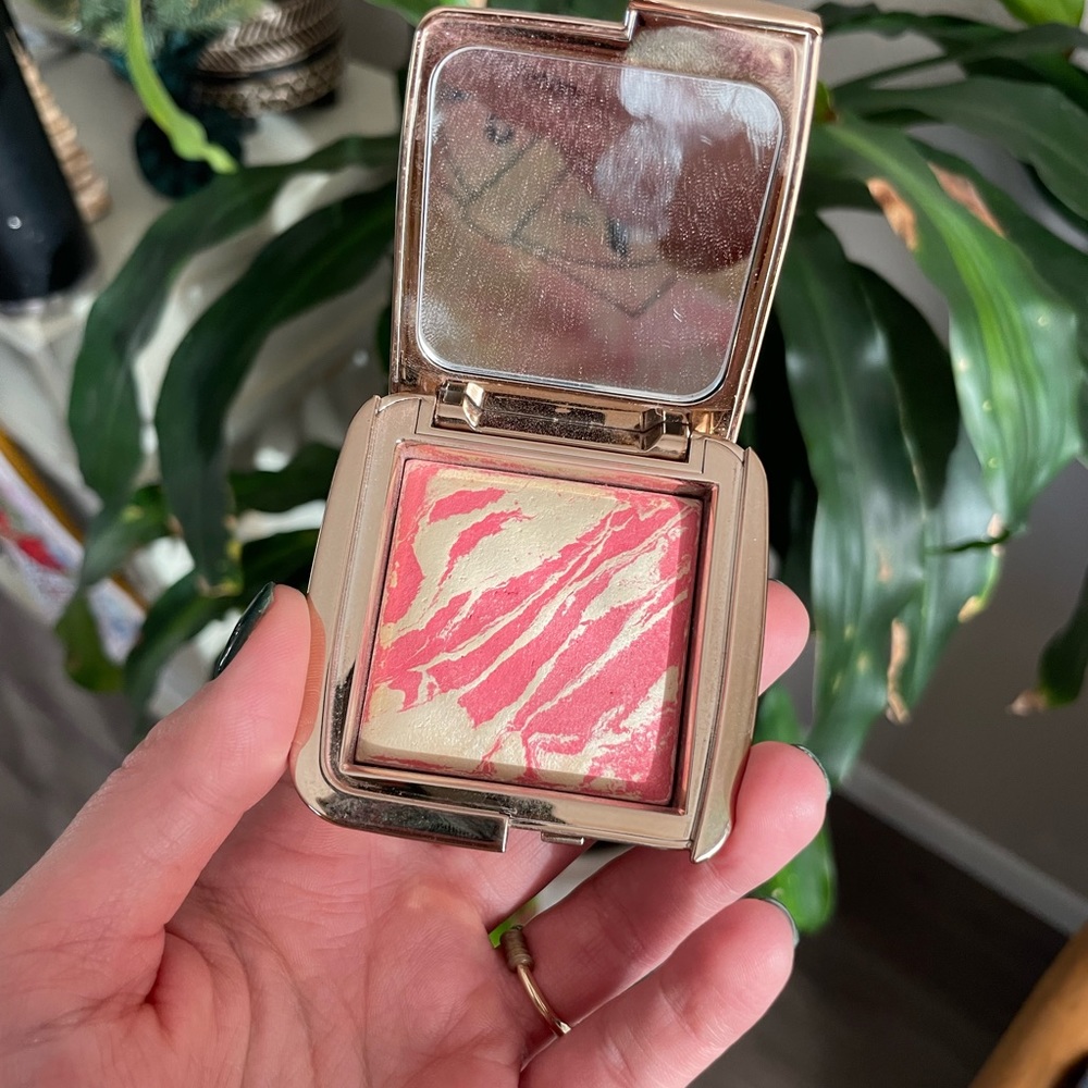 Hourglass blush in Diffused Heat